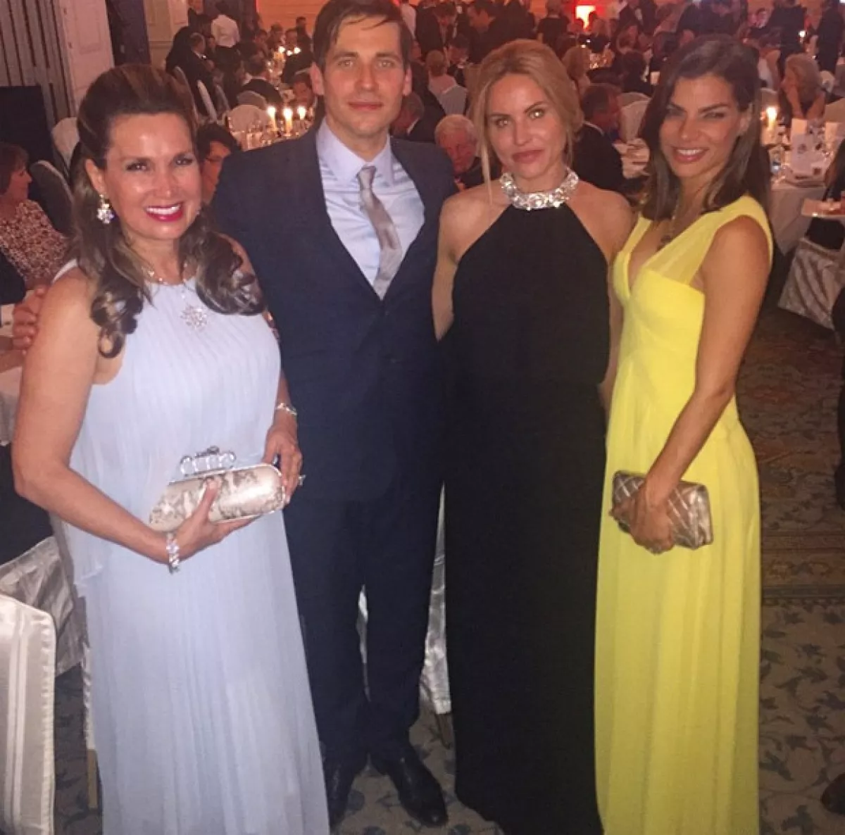 Rob James-Collier, quien hiciera el papel de Thomas Barrow en el programa, se tomó la foto del recuerdo con ellas.