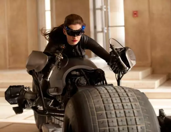 Anne Hathaway luce muy hermosa con el traje de Gatúbela.