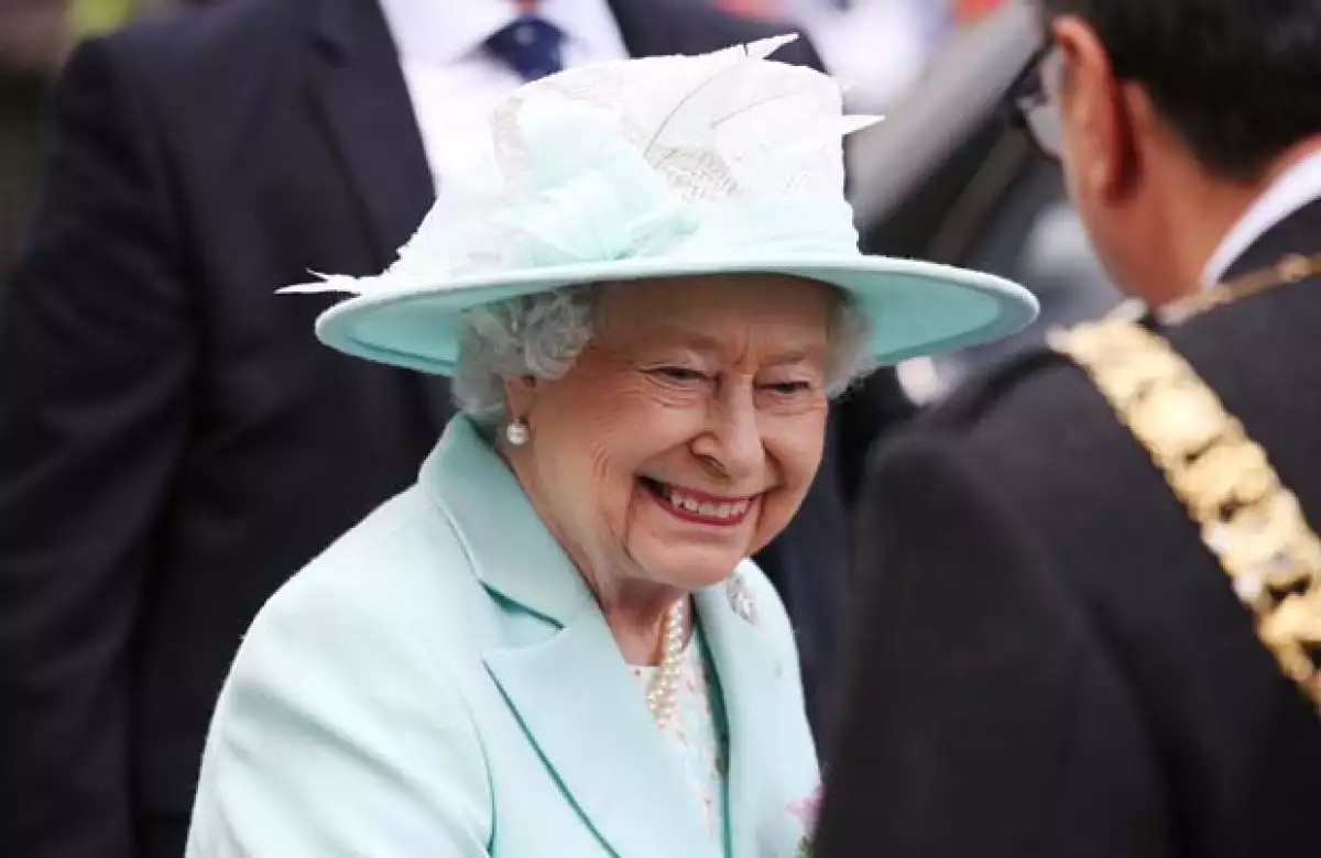 La monarca de Inglaterra busca un empleado para que limpie después de comer, con un sueldo de alrededor de 32 mil pesos mensuales con alojamiento incluido y sin experiencia necesaria.