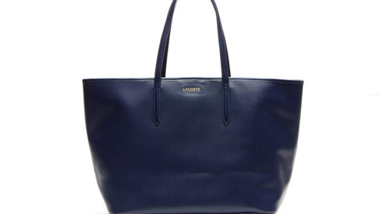 Un bolso tipo Tote en colores brillantes ya sea en piel ligera o tela es un accesorio indispensable.