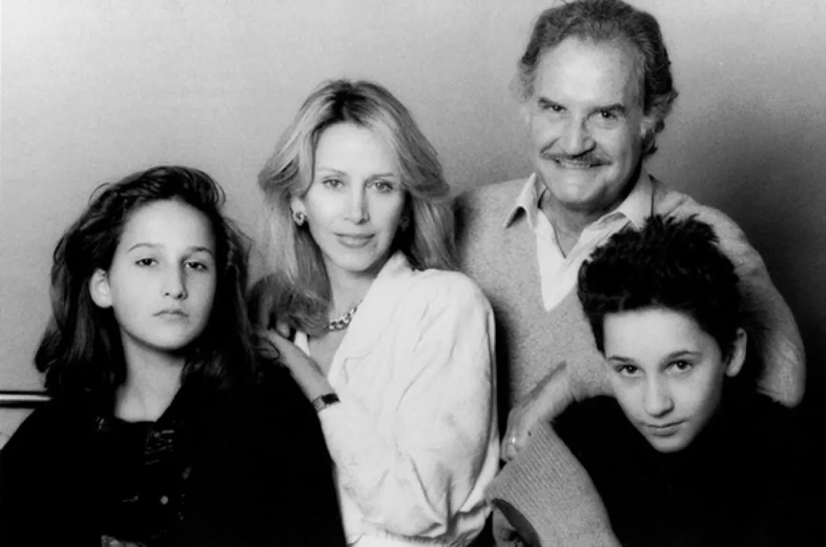 Por los múltiples compromisos de sus padres, Natasha y Carlos crecieron prácticamente solos.