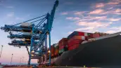 Un barco con contenedores llega a uno de los puertos para hacer actividades de transbordo.