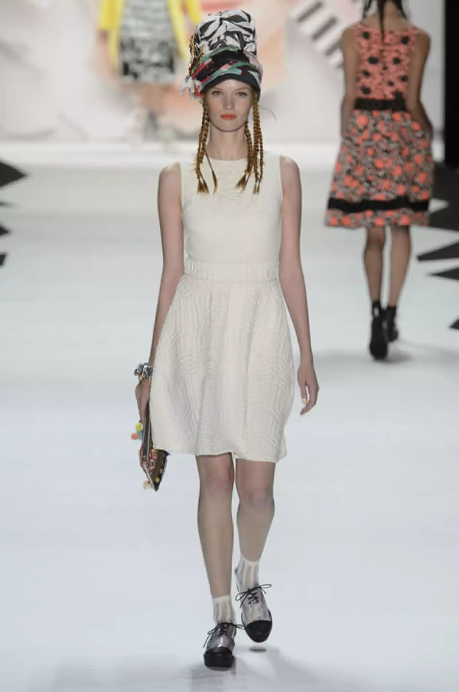 Vestido con relieve en blanco, zapatos oxford y clutch boho.