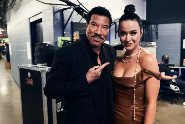 Lionel Richie y Katy Perry conocen muy bien al rey Carlos III