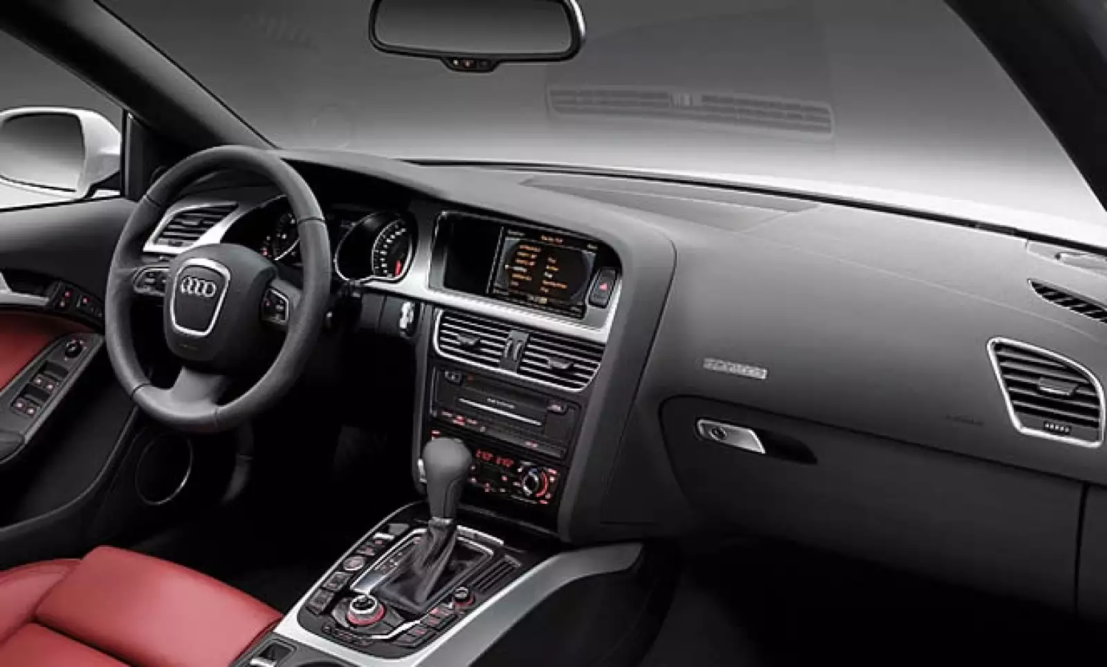 El interior es muy silencioso y cómodo, y su diseño es convencional y tradicional, pero con nuevas incorporaciones como el lector de tarjetas SD y entrada auxiliar MP3.