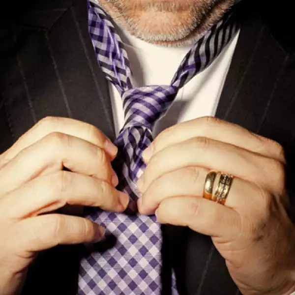 Acomodar el nudo y la corbata, para evitar que queden arrugas que hagan que se vea desaliñado o mal hecho.