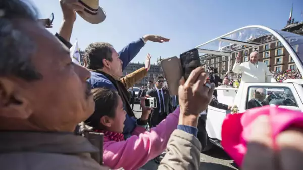 Los fieles aprovecharon el paso del papa para llevarse una imagen del pontífice en sus celulares.