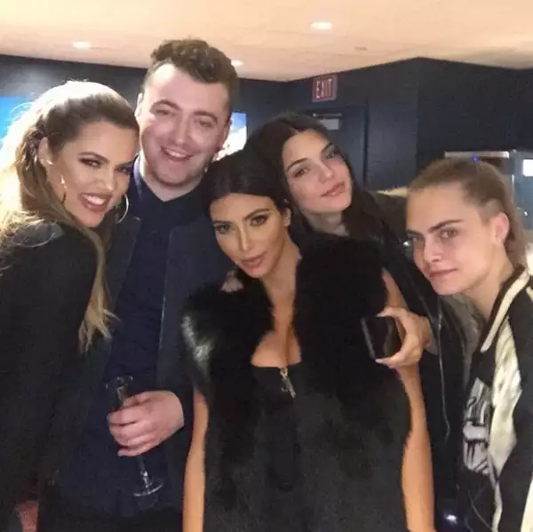 Las hermanas Kardashian-Jenner y Cara Delevingne estuvieron backstage conociendo a Sam Smith.