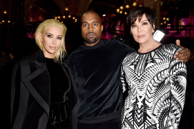 La socialité asistió con su esposo Kanye West y su madre Kriss Jenner al desfile de Balmain, en París, donde debutó con su nuevo look.