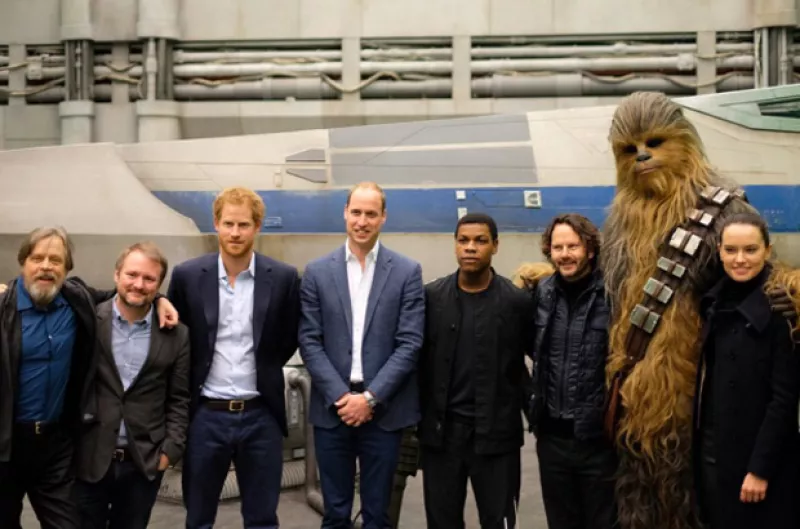 En su visita al set de grabación de Star Wars, los príncipes no pudieron evitar sucumbir ante los poderes del sable de láser. También convivieron con los actores de la saga.