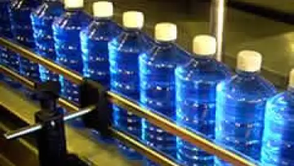 En el llenado de bebidas consiste en la esterilizaci�n del envase de PET a trav�s de un ba�o de per�xido de hidr�geno. (Jer�nimo Arteaga)