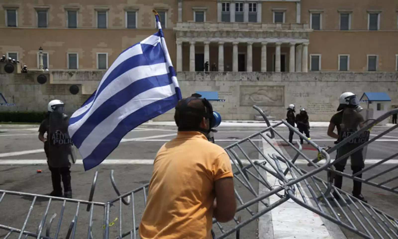 “Debemos evitar el colapso del país con cada esfuerzo posible”, dijo Papandreu antes de la votación y en medio de un segundo día de huelgas que ha paralizado gran parte del país.