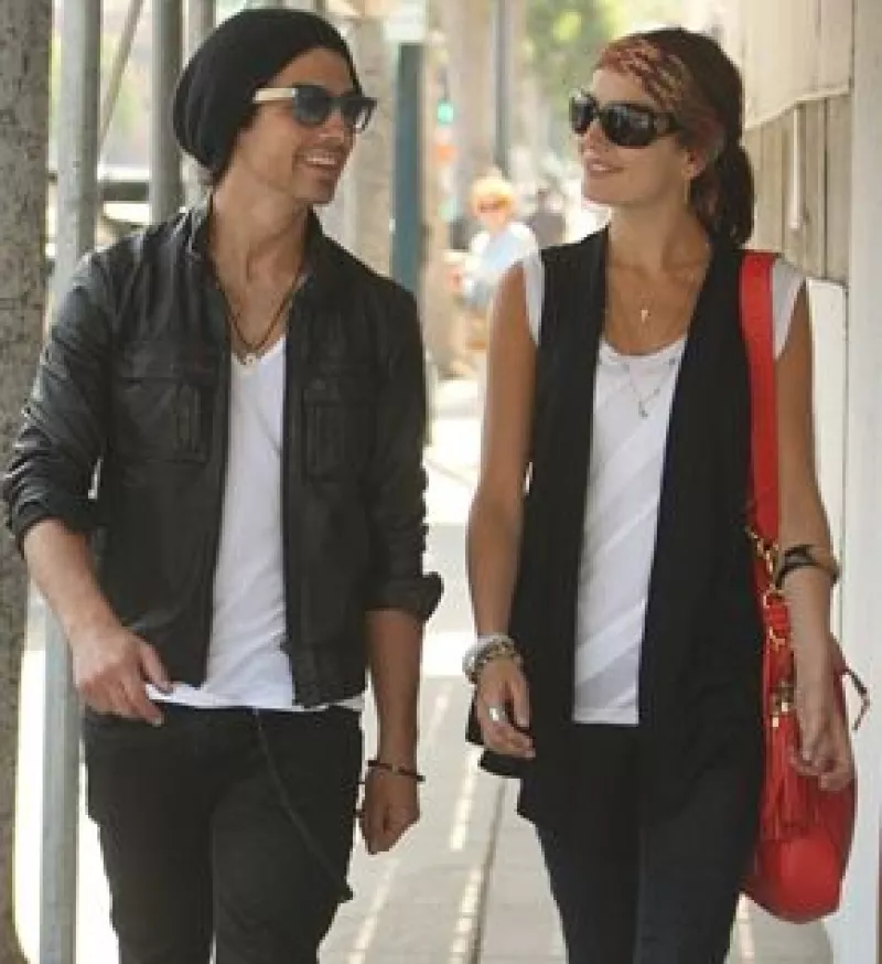 El cantante y la actriz decidieron dar por terminada su relación que comenzó en el otoño pasado, así lo confirmó Brad Cafarelli, representante de ella.