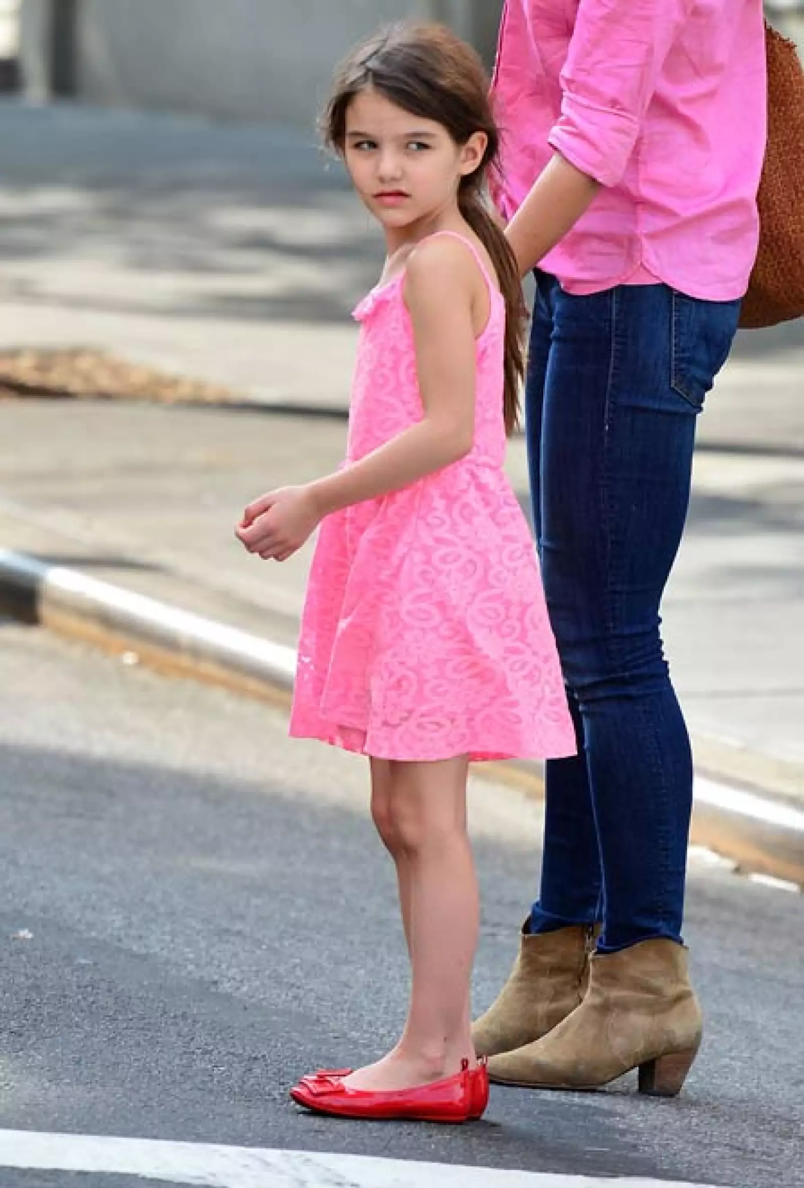 La primavera de 2012 fue un buen pretexto para usar estampados, eso sí, en rosa. Aquí con un vestido de Zara Kids.