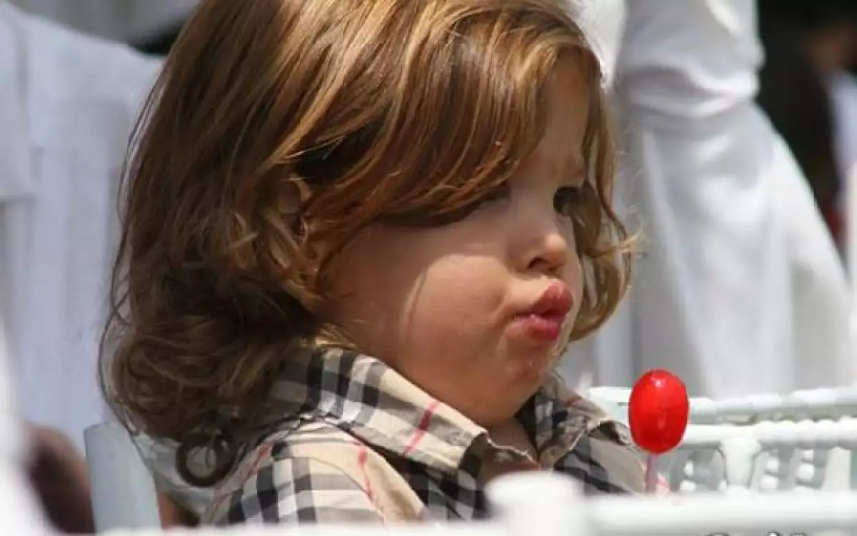 El pequeño Dalí asistió al evento vistiendo una camisa Burberry.