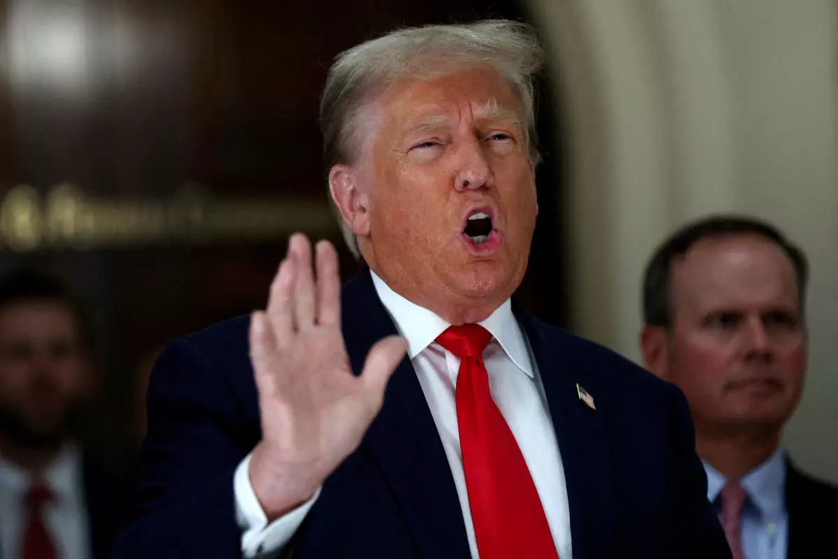 El expresidente de los Estados Unidos, Donald Trump, hace gestos mientras habla con los medios de comunicación durante un descanso mientras asiste al juicio en un caso de fraude civil presentado por la fiscal general estatal Letitia James contra él, sus hijos adultos, la Organización Trump y otros en la ciudad de Nueva York, EE. UU., el 4 de octubre de 2023.
