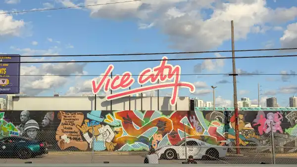 Toma de una valla publicitaria de GTA 6 en Miami con la palabra Vice City
