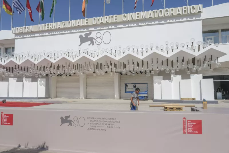 El "Palazzo del Cinema" en las horas previas a la apertura del Festival de Cine de Venecia. 