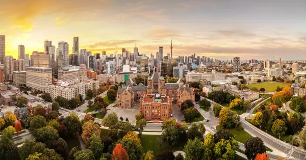 Toronto,,Ontario,,Canada,Panoramic,Skyline,At,Dawn,In,Early,Autumn.