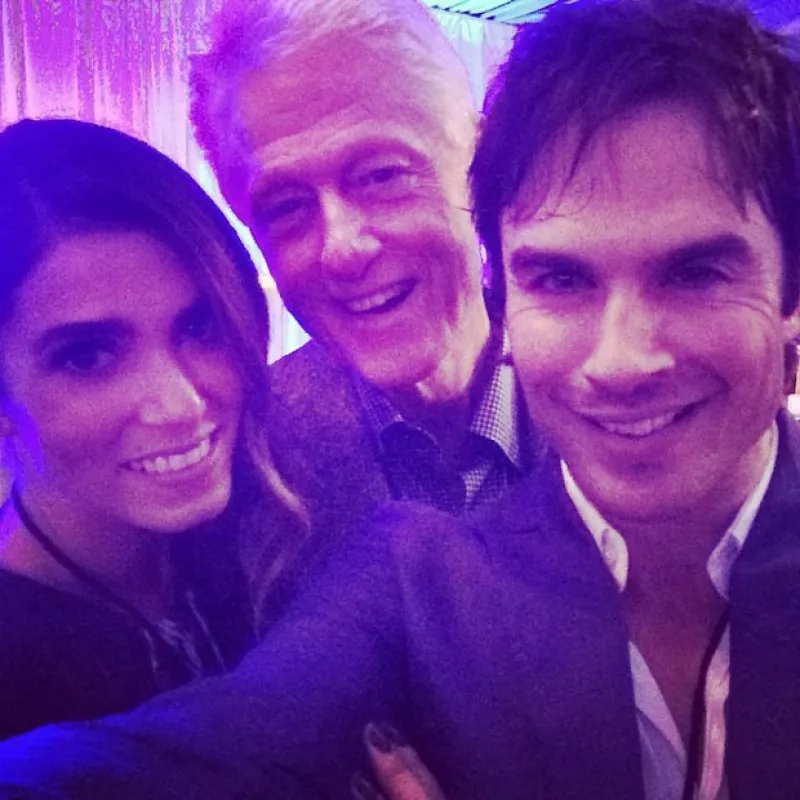 Cada vez más enamorados, la pareja acude a una gala en pro de los menores víctimas de prostitución, en la cual además de demostrar su amor, conviven con el ex presidente de Estados Unidos.