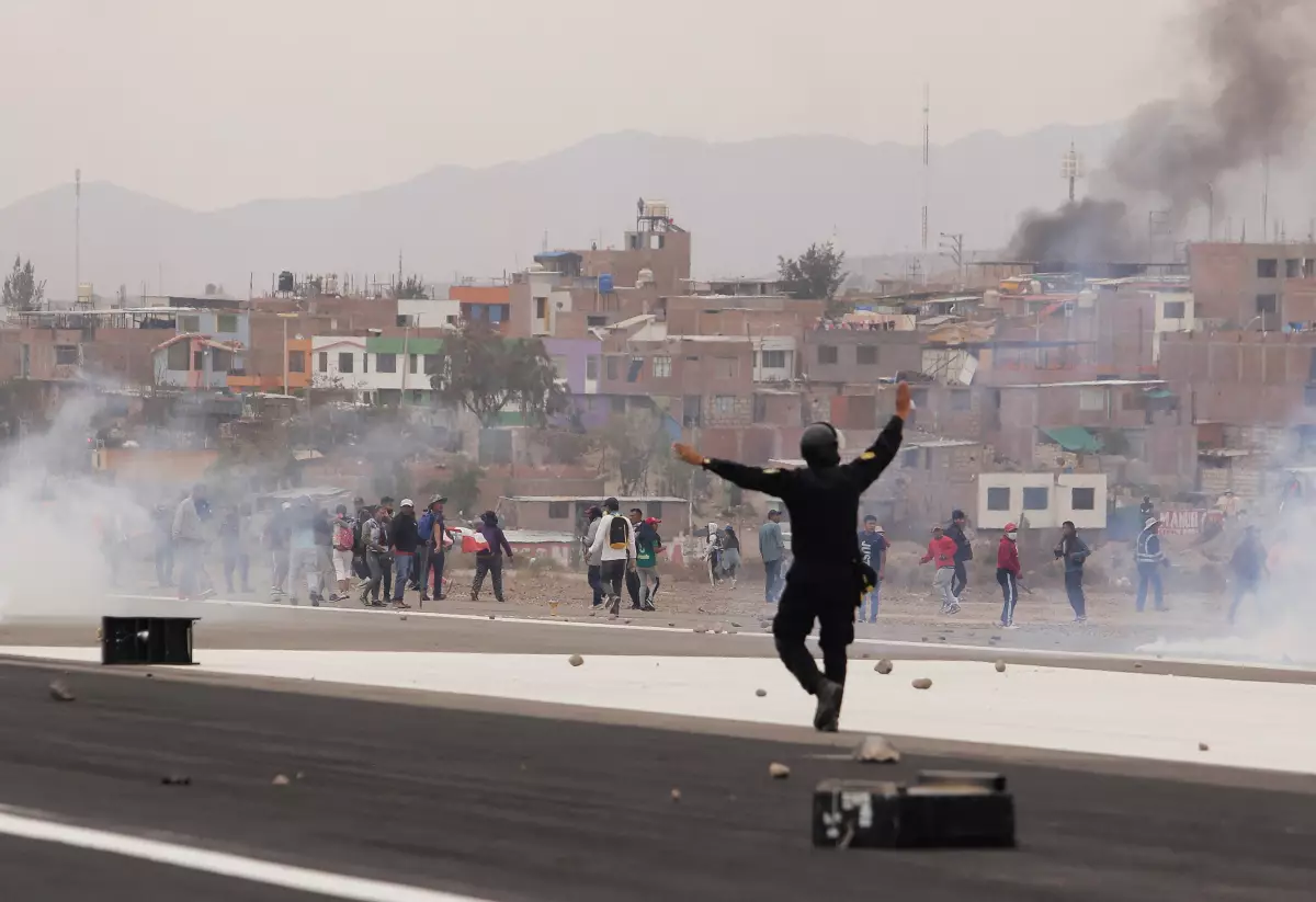 Policías chocan con manifestantes en el aeropuerto de Arequipa que demandan la disolución del Congreso así como elecciones democráticas. 