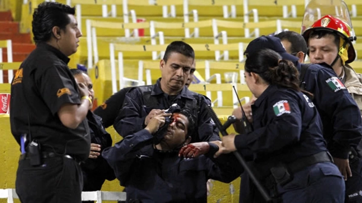 enfrentamiento policias estadio jalisco atlas