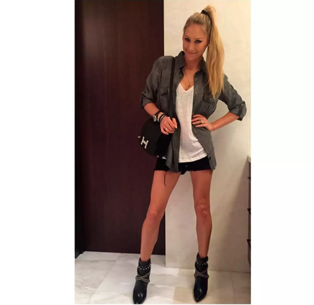 También en esta fotografía aparece el impresionante anillo.