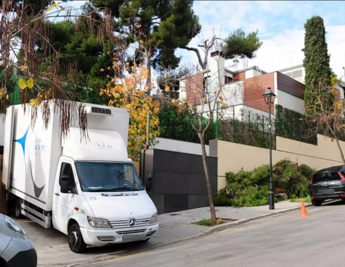 La mudanza afuera de su casa.