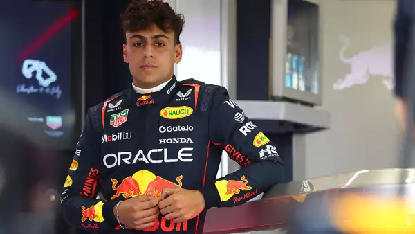 Él es Arvid Lindblad, el joven piloto que suplirá a Verstappen en la FP1 del GP de México 2025