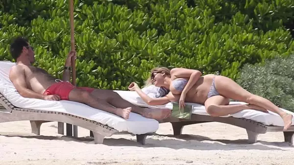 La exuberante medelo estadounidense y su novio Justin Verlander fueron captados descansando en el Caribe mexicano.