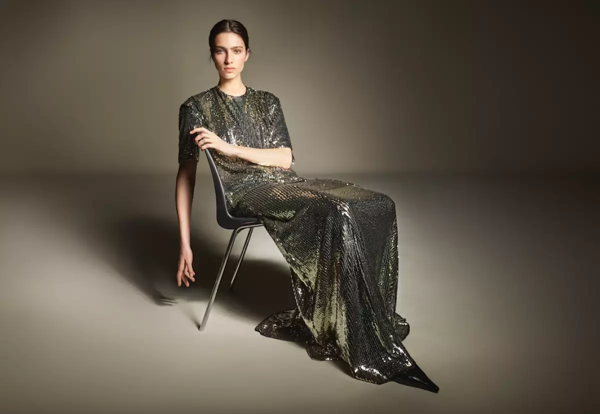 Imagen de una modelo posando sentada para lucir uno de los modelos de la nueva colección de H&M Studio 