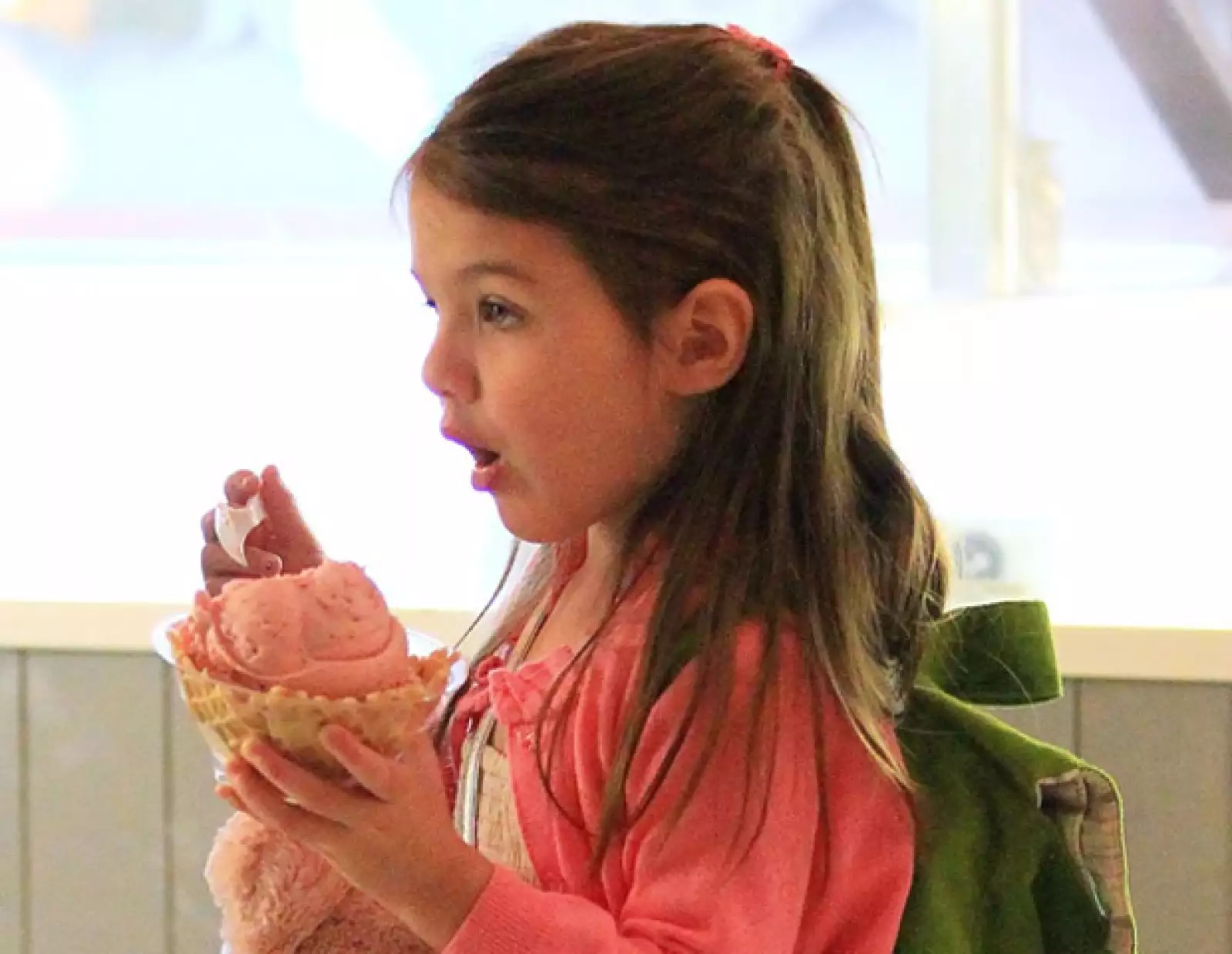 Suri, la pequeña hija de Tom Cruise y Katie Holmes, no oculta su gran afición a los helados.