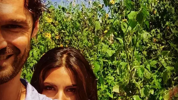 Sin dar muchos detalles, el español confesó que sale con la guapa actriz y se mostró ofendido por la publicación de unas imágenes en donde vacaciona con ella en Oaxaca.