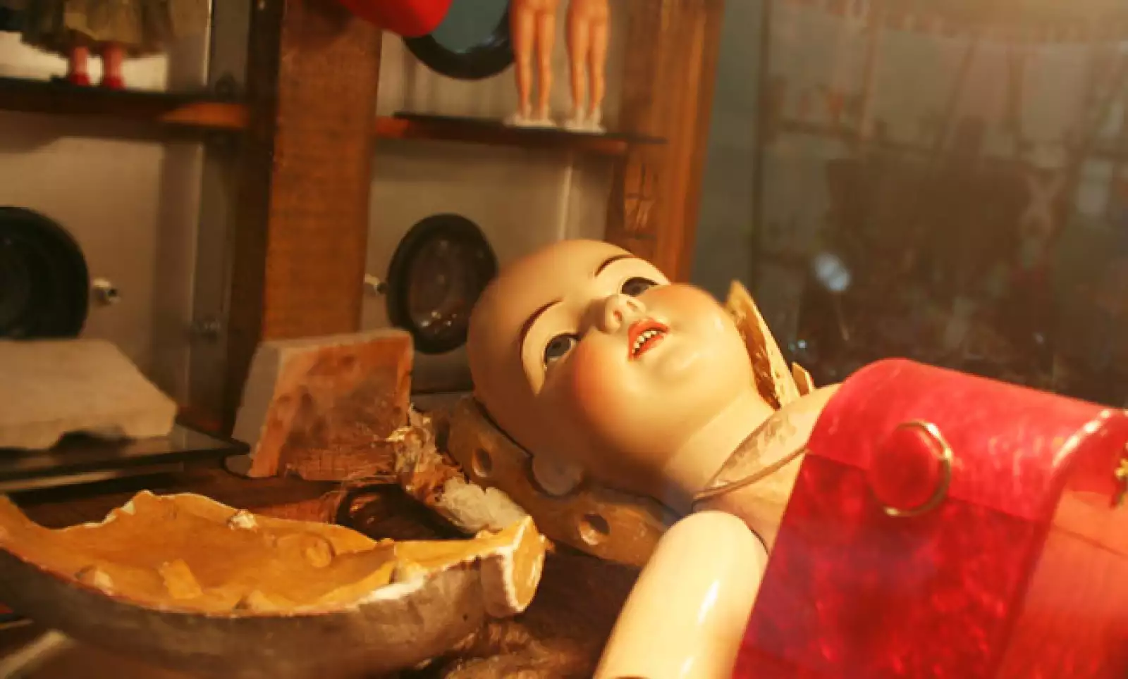 Las muñecas de porcelana de rostros decorados a mano cobraron importancia entre las niñas de los años 20´s.