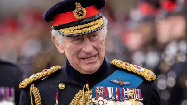 El rey Carlos III inspecciona el desfile del soberano número 200 en la Real Academia Militar de Sandhurst el 14 de abril de 2023 en Camberley, Inglaterra.