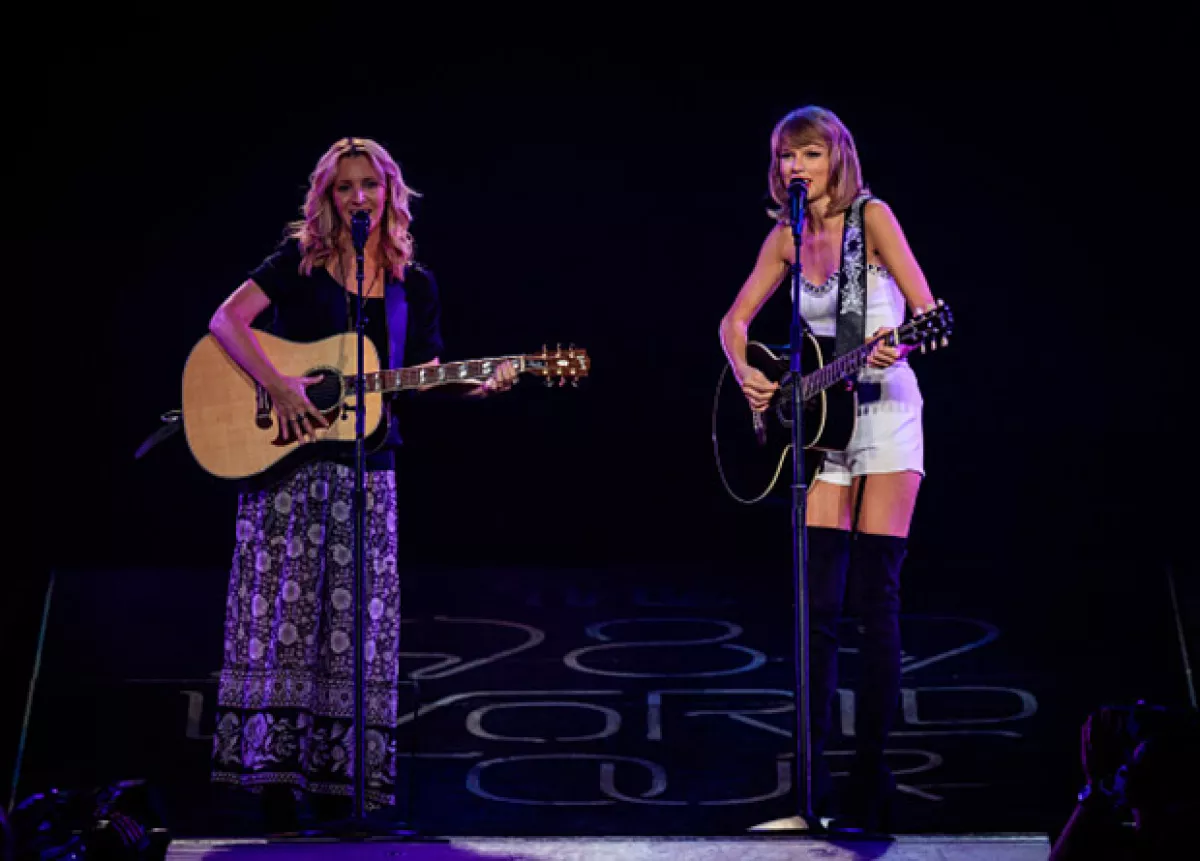 La actriz Lisa Kudrow apareció en el escenario, guitarra en mano, para interpretar a dueto Smelly cat.