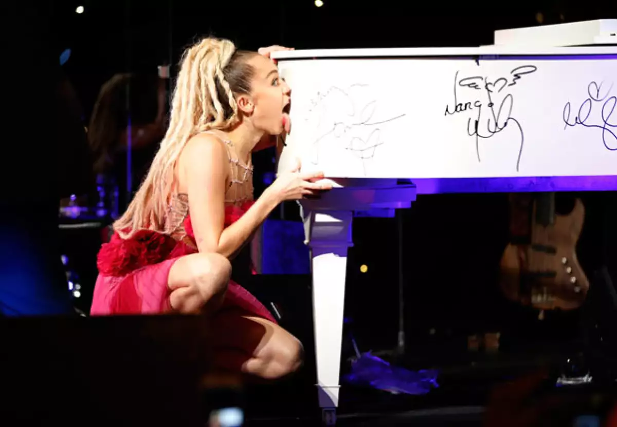 La cantante lamió un piano para ayudar a aumentar su precio en la subasta que tuvo lugar en la gala de los premios Vanguard este sábado en Los Ángeles.
