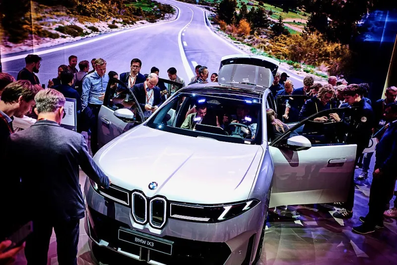 Un grupo de periodistas rodean un BMW iX3, durante la revelación global del modelo. La marca alemana es una de las que encabezan el segmento de autos premium en México. 