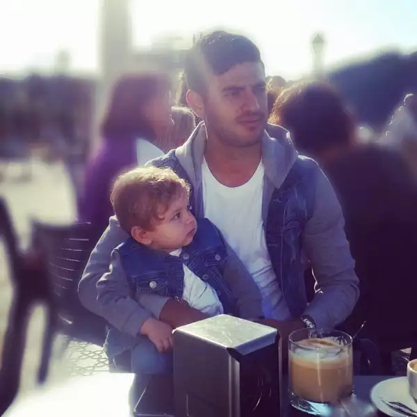 El delantero nacional junto a su pequeño Romeo