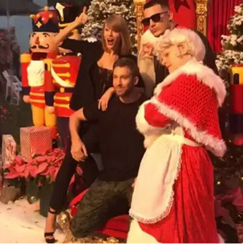 La cantante aprovechó la temática que caracteriza a diciembre para celebrar su cumpleaños, acompañada de su novio Calvin Harris.