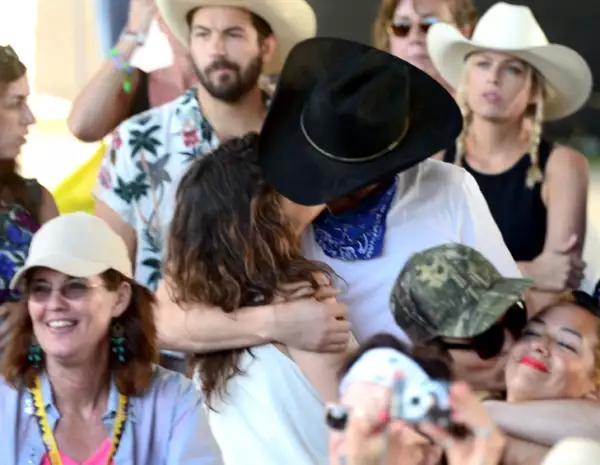 Ashton y Mila se han dejado ver muy cariñosos a últimas fechas.