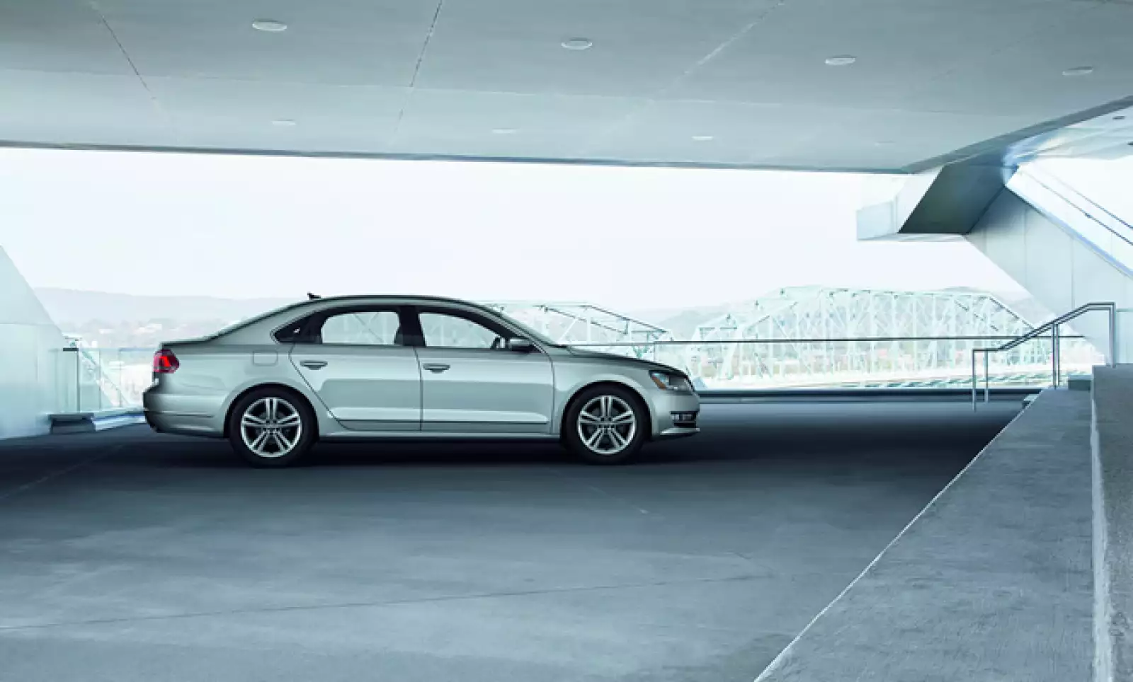 El vehículo se ofrecerá en México con dos motores: el primero de ellos es el 2.5 litros de cinco cilindros, que entrega una potencia de 170 caballos de fuerza (hp). La segunda opción ofrece un motor VR6 de 3.6 litros que otorga  una potencia de 280 hp.