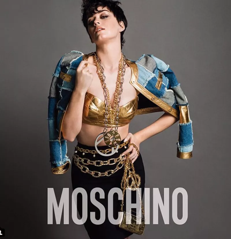 Como si ser una de las estrellas pop del momento fuera poco, la cantante saca su faceta de top model junto a la marca que lidera el diseñador Jeremy Scott para esta temporada.