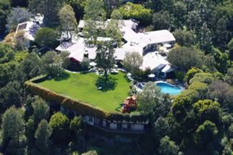 Los actores Ben y Jennifer adquirieron una propiedad de los años 30 al oeste de Los Ángeles, misma que fue propiedad de varios famosos de Hollywood.