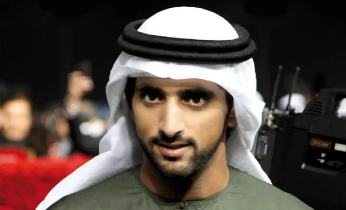 El jeque tiene su lado sensible y escribe poesía, la cual firma bajo el pseudónimo de Fazza.