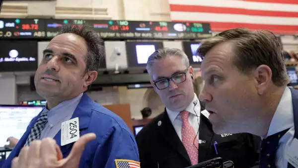 Los principales índices operan en línea con pérdidas. Dow Jones baja 0.21% a 17,827 unidades.