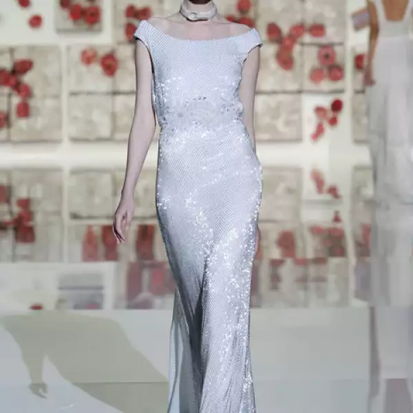 Túnica de cuentas metálicas.