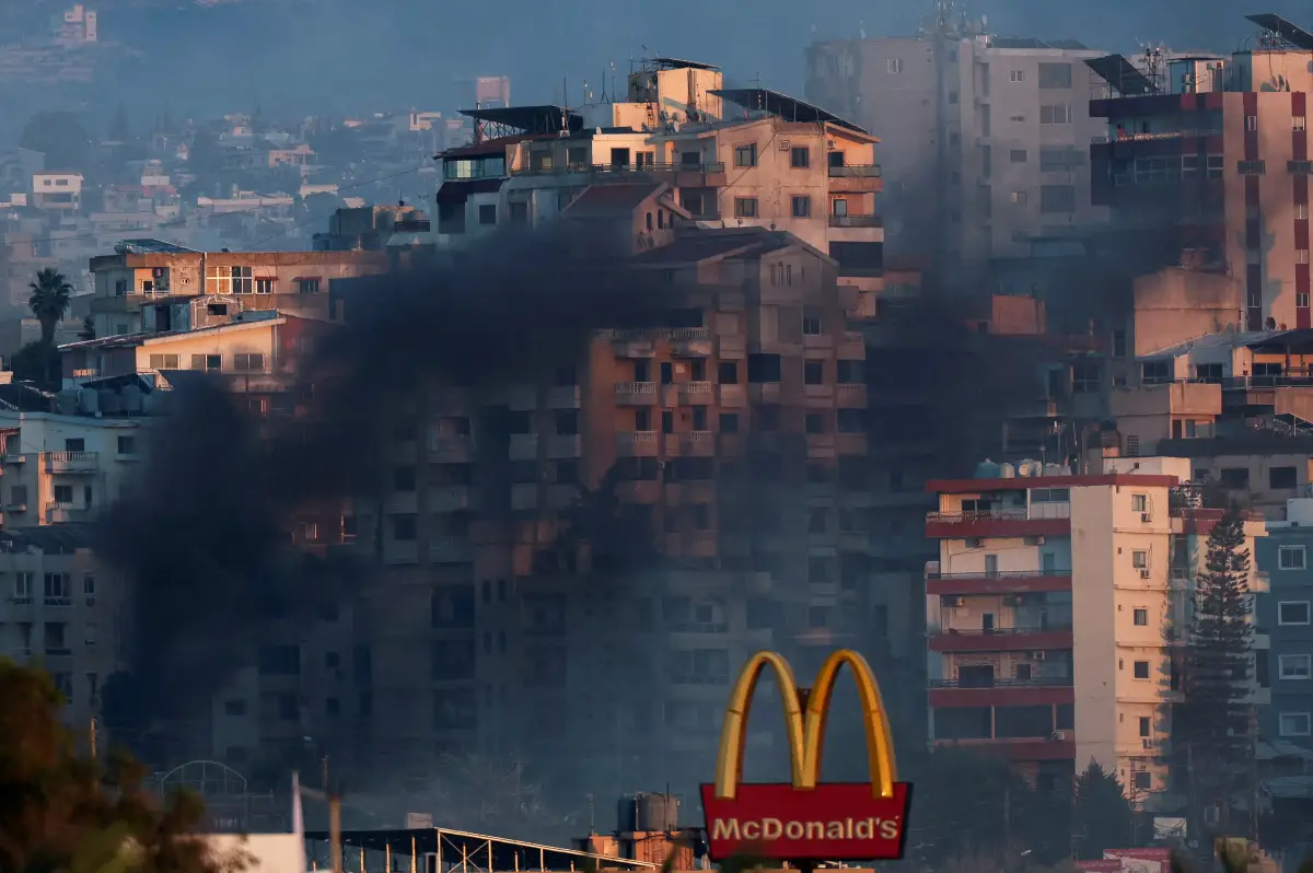 El humo se extiende sobre el sur del Líbano después de un ataque israelí, en medio de las actuales hostilidades transfronterizas entre Hezbolá y las fuerzas israelíes, como se ve desde Tiro, Líbano, el 25 de septiembre de 2024.