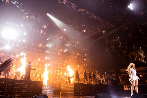 Su show estuvo lleno de luz.