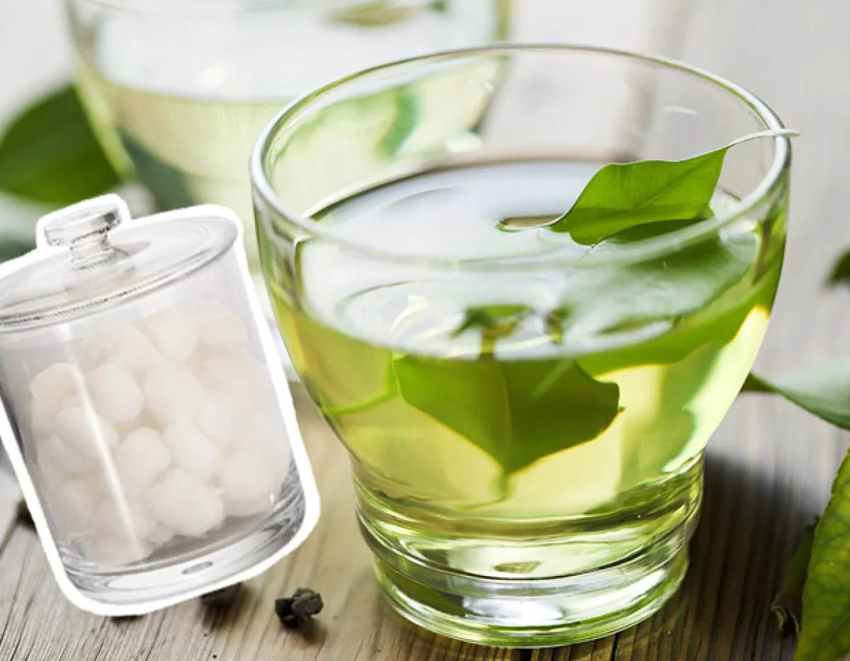 El té verde ayuda a que los folículos se limpien, fomentando el crecimiento de las pestañas.